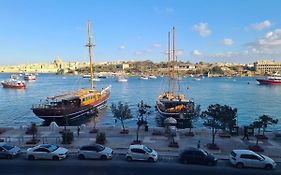 Spacious Seafront Apt Next To Sliema-Valeta Ferry